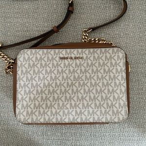 Vanilla shoulder bag in great condition.